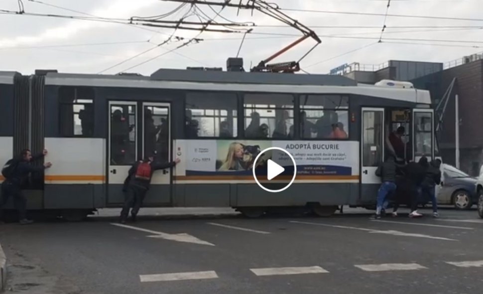 Imagini inedite în București. Tramvai împins de călători în mijlocul unei intersecții - VIDEO