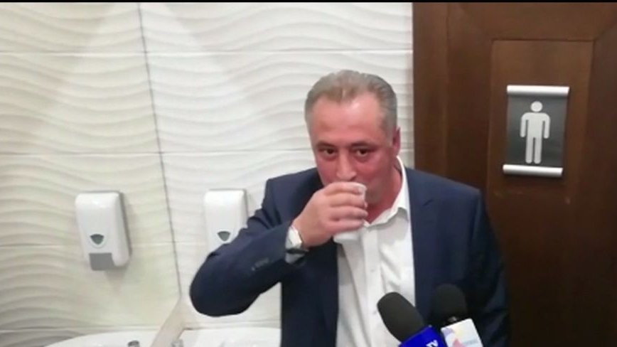 Directorul adjunct Apa Nova a băut apă de la robinet: Chiar îmi era sete! (VIDEO)