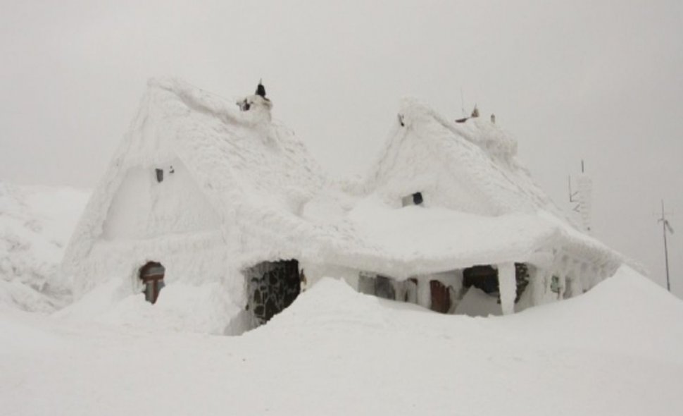 Locul din România în care zăpada măsoară peste doi metri și jumătate! Avertisment pentru turiști