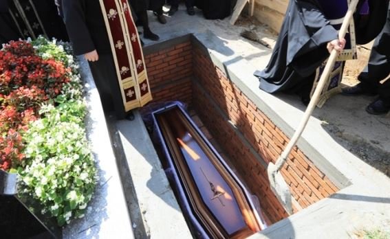 O bătrână din Focşani s-a trezit în timp ce rudele în pregăteau înmormântarea: "Au crezut că a murit"