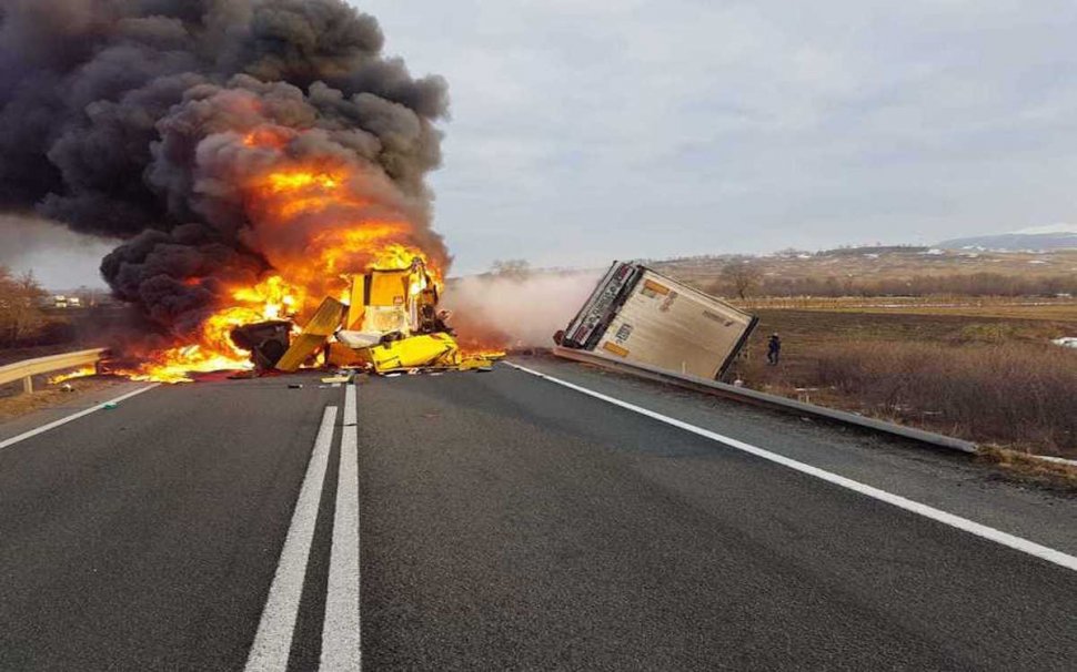 Accident grav pe un drum din Caraş-Severin: Şoferii a două TIR-uri au murit, după ce vehiculele s-au ciocnit frontal şi apoi au luat foc