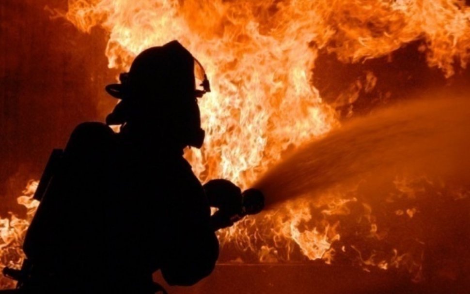 Incendiu de proporții la o școală din Iași. Peste 50 de pompieri au intervenit