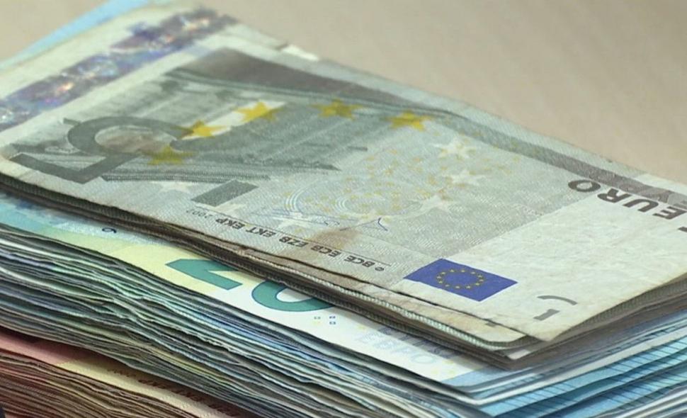 Lovitură pentru românii care vor să facă un împrumut