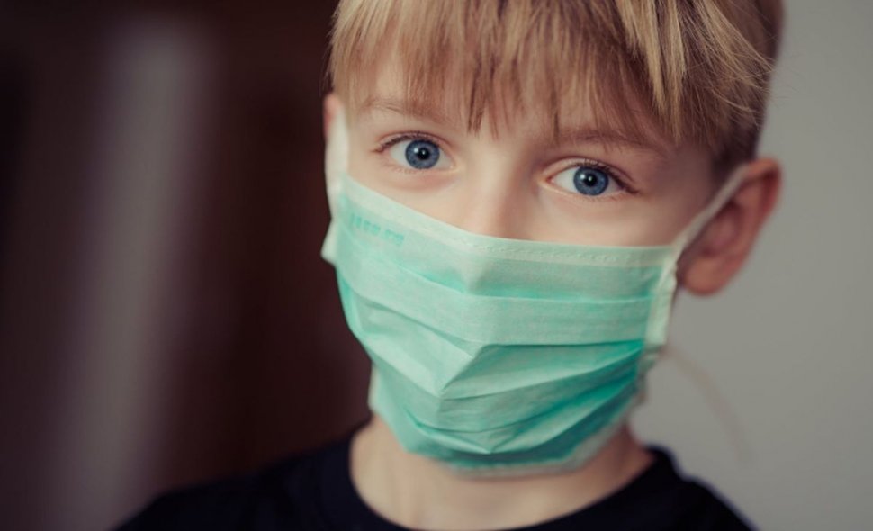 România se confruntă cu o epidemie de gripă. Cum trebuie purtată corect masca de protecție