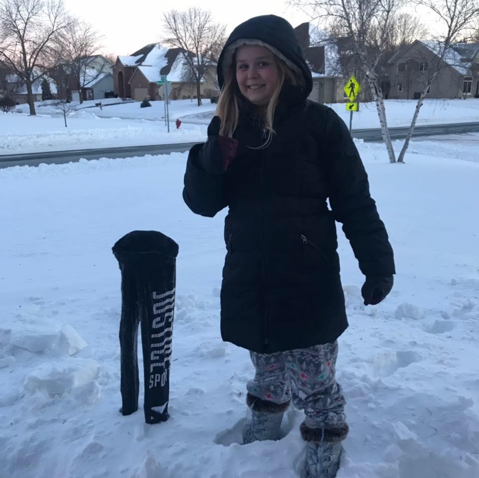 S-a trezit dimineața și a văzut că totul în jur e alb. A găsit o pereche de pantaloni care înghețase pe culme și a rugat pe cineva să filmeze. Clipul a devenit viral imediat. Oamenilor nu le vină să creadă - VIDEO 575347