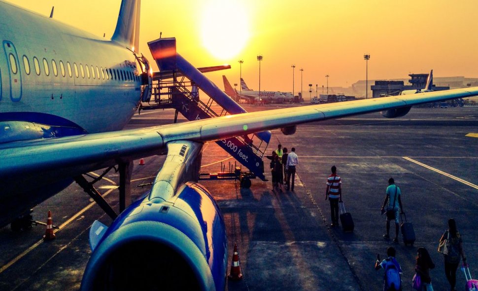 Cum zboară românii cu avionul: „Se îmbracă cu gecile şi iau valizele în braţe cu 20 de minute înainte de aterizare“ 