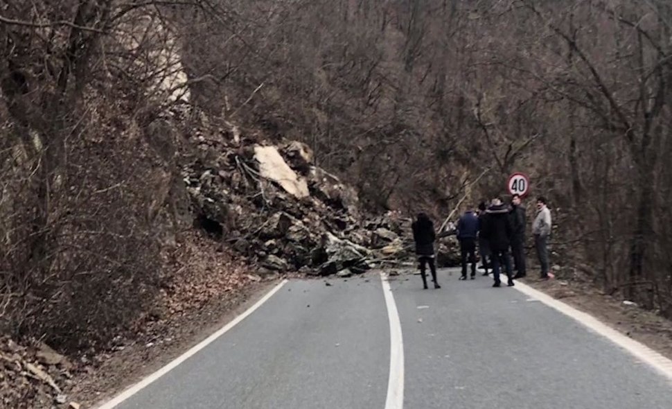 Drum Național blocat de o alunecare de teren - VIDEO