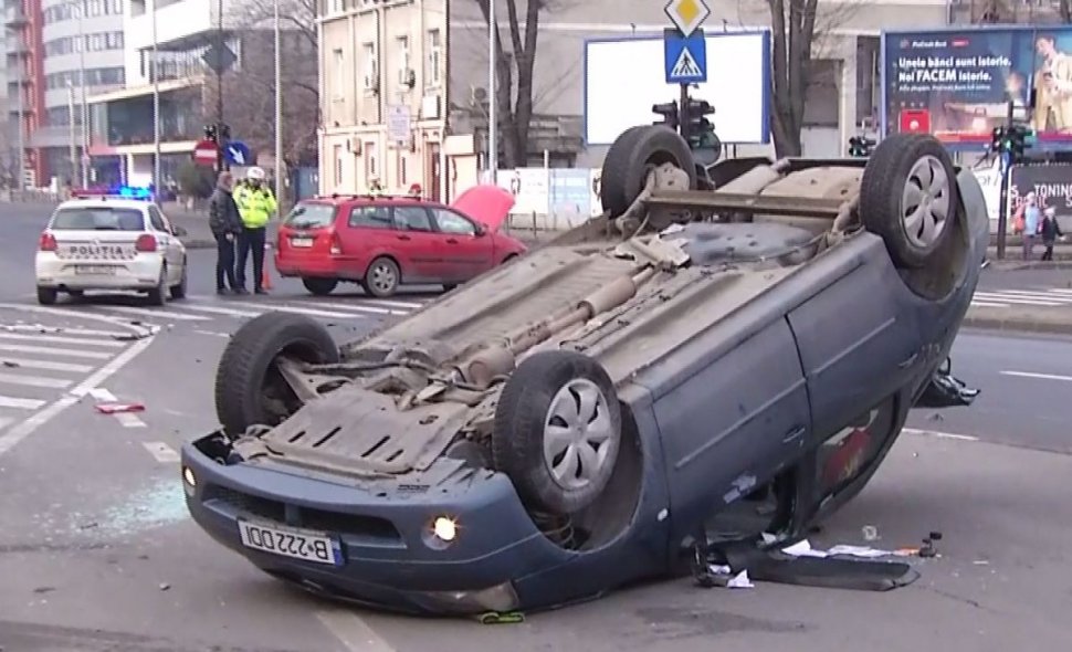 Accident în fața Parlamentului! Două persoane au fost rănite - VIDEO