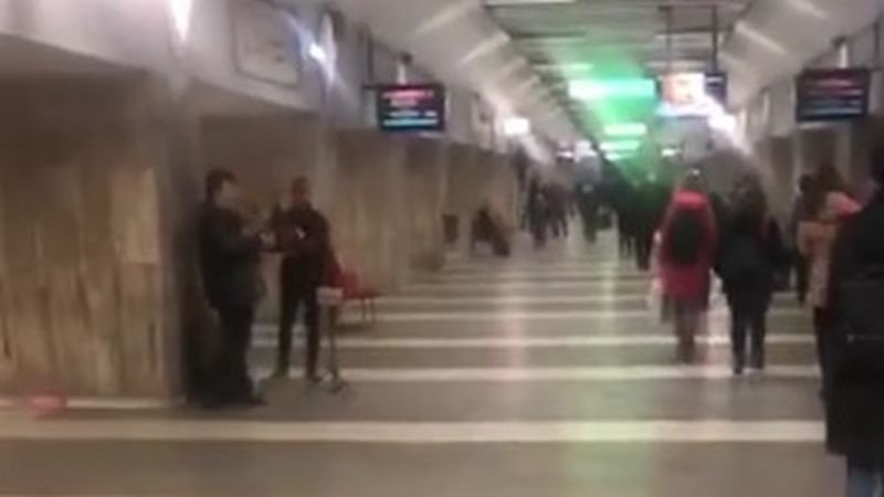 Alexandra era în stație la metrou la Dristor, când a zărit ceva bizar pe peron. S-a apropiat, a scos telefonul și a filmat totul. Cine erau bărbații VIDEO
