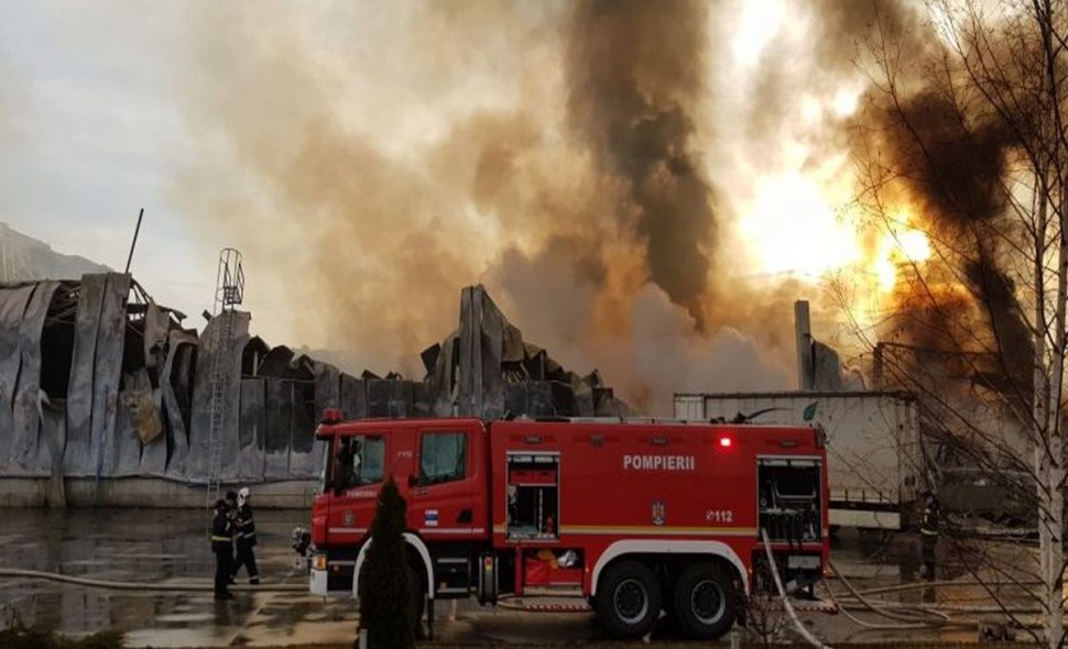 Incendiul de la fabrica de condimente din Alba Iulia nu a fost stins nici după 24 de ore - VIDEO