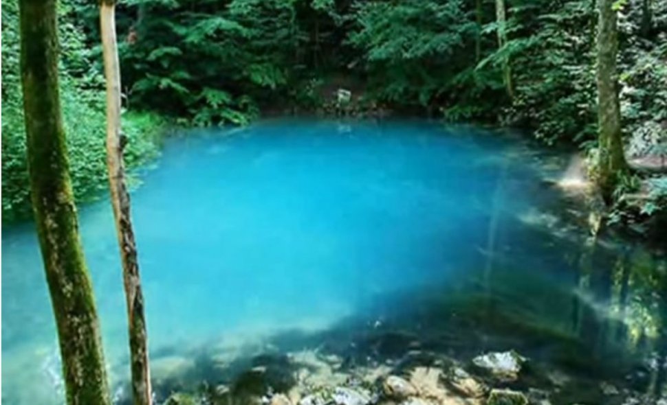 Povestea lacului din România care își schimbă culoarea în funcție de anotimp