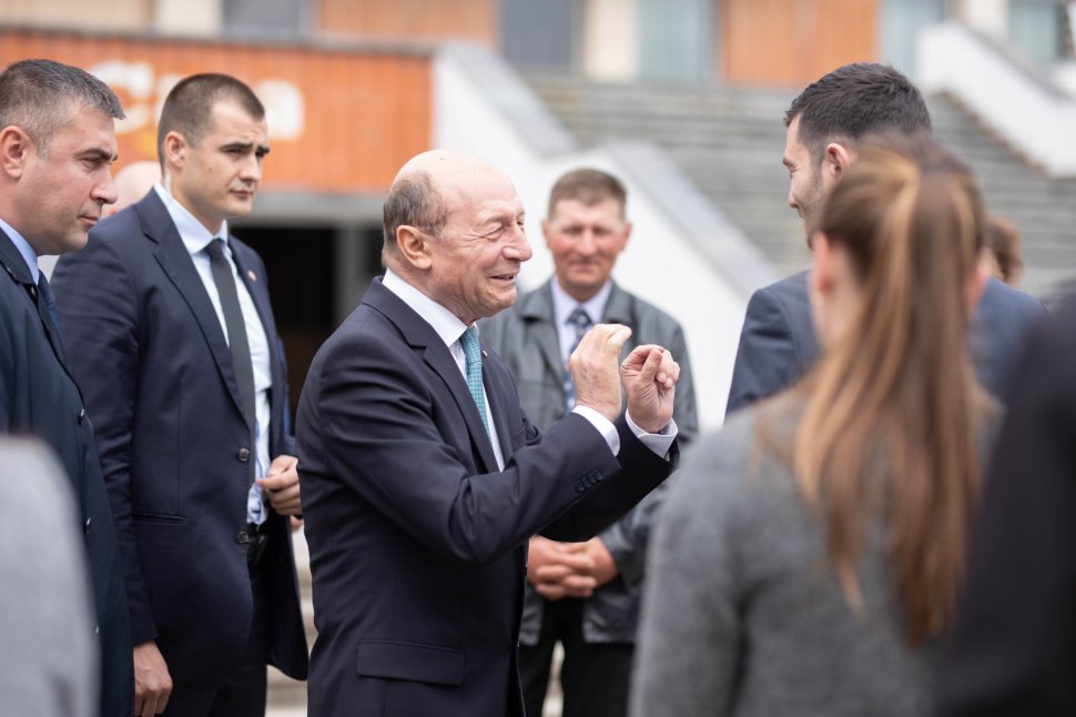 Băsescu: Îl voi susține pe Klaus Iohannis în turul doi al alegerilor prezidențiale