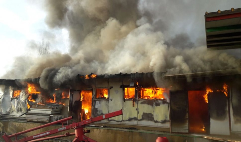 Incendiu uriaș la un depozit dezafectat pe Șoseaua de Centură