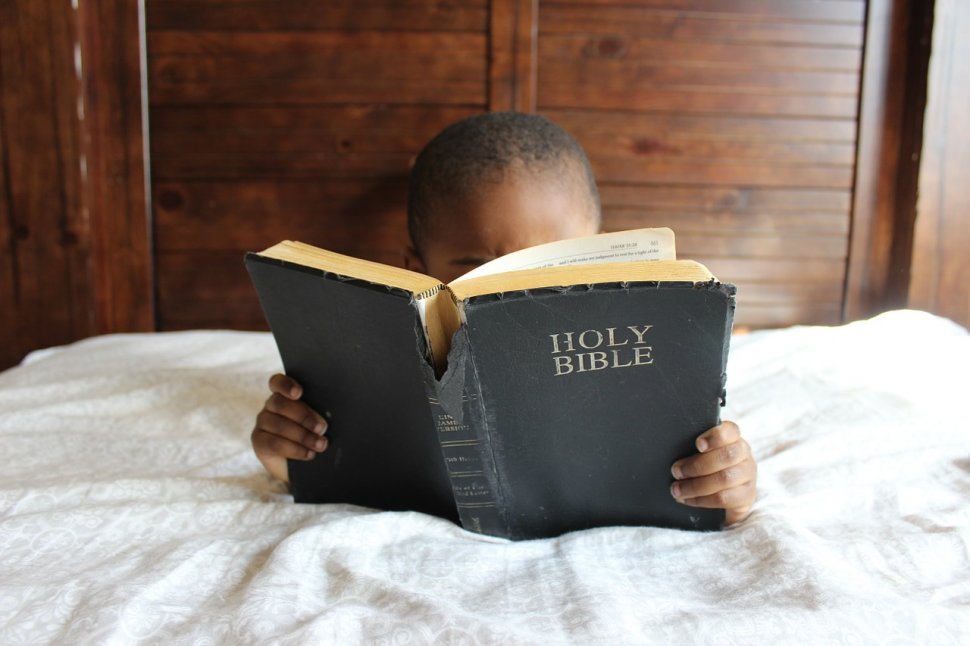  Micuțul lor de 7 ani încerca să învețe mai multe versete din Biblie. Când au văzut că nu reușește, părinții au făcut ceva de-a dreptul grotesc
