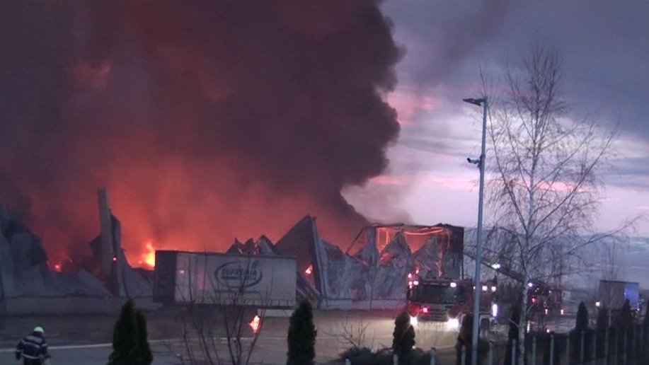 Pompierii încă se chinuie să stingă focul la cea mai mare fabrică de condimente din ţară