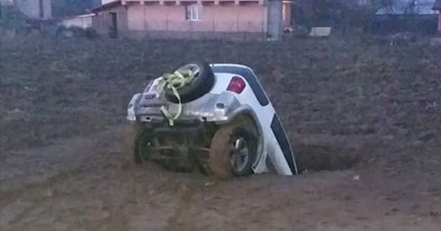Situație șocantă în Giurgiu. O mașină a fost înghițită de pământ - FOTO