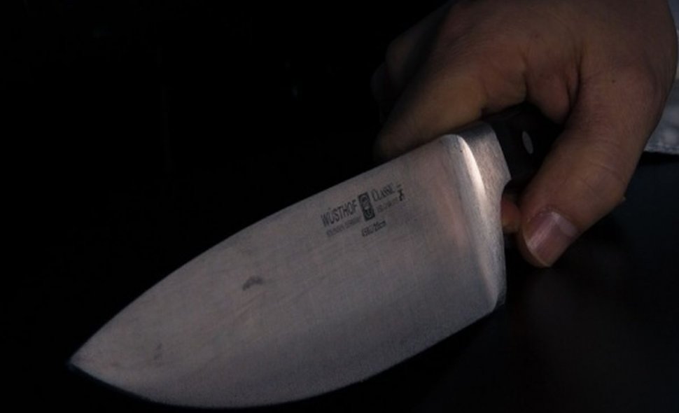 Un tânăr din Iași, amenințat cu cuțitul de tâlhărit de iubita sa. I-a furat toți banii și telefonul 