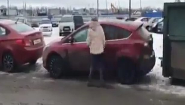 Cineva îi blocase mașina în parcare și se chinuia să iasă, când o femeie s-a oferit să o ajute. Cu chiu cu vai, a reușit, dar la final a realizat cine e femeia. A crezut că o ia razna VIDEO