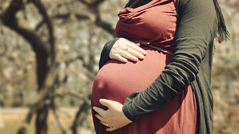 O gravidă din Satu Mare şi-a scos copilul la vânzare pe Facebook. Câți bani cere femeia