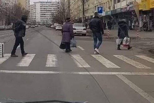 Se afla în mașină la o trecere de pietoni din București, când a văzut ceva de-a dreptul incredibil. „Așa ceva nu vezi în fiecare zi”. A făcut imediat o poză (FOTO)
