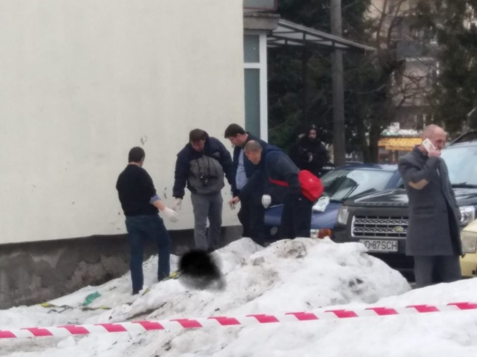  Se plimba printre blocuri pe o alee din Petroșani, când a zărit o bluză de trening aruncată în zăpadă, într-o parcare. Când a ridicat-o, a zărit ceva demn de filmele de groază