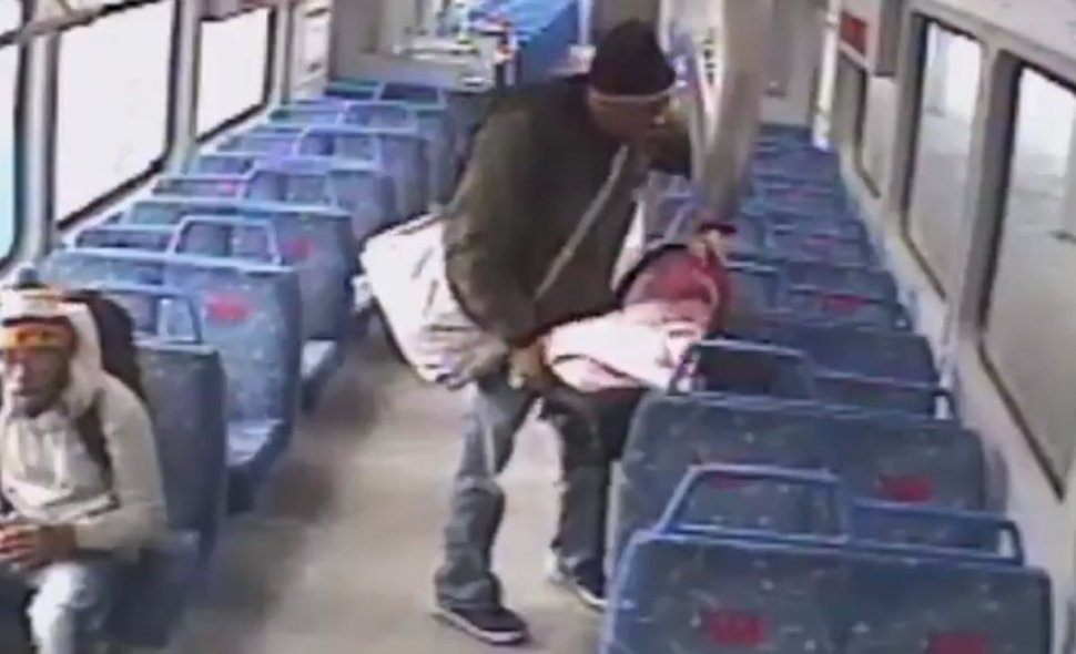 A coborât pe peron să fumeze o țigară și și-a lăsat copilul în tren. Ce a urmat e coșmarul oricărui părinte - VIDEO