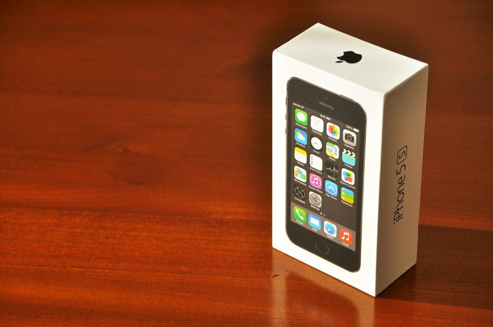 O tânără din Craiova și-a cumpărat în urmă cu o săptămână un iPhone extrem de scump. Când a deschis cutia, a încremenit. Ce îi livrase de fapt curierul