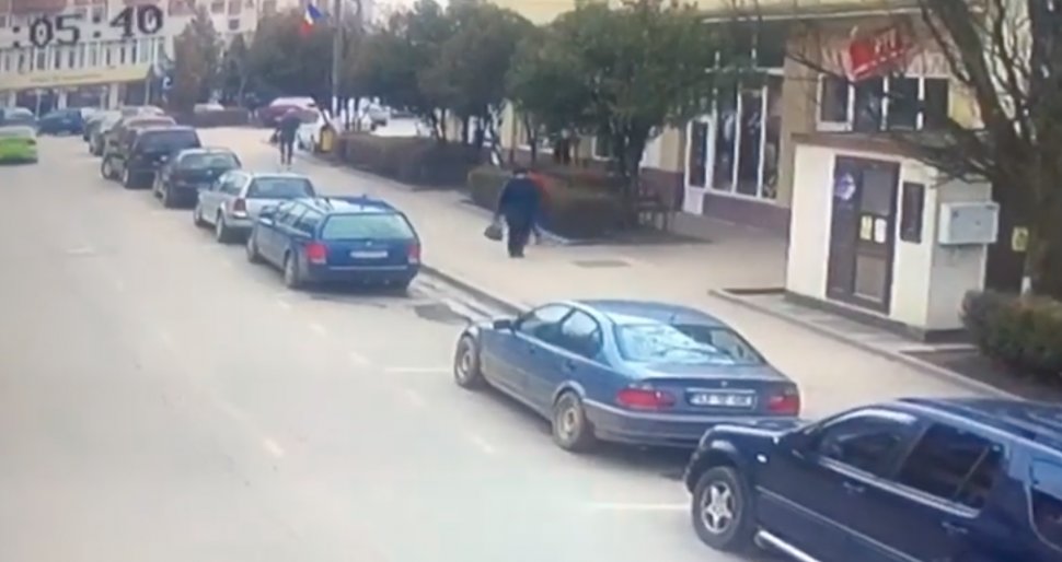 Un mistreț face ravagii în centrul unui oraș din România. Mai multe victime (VIDEO) 
