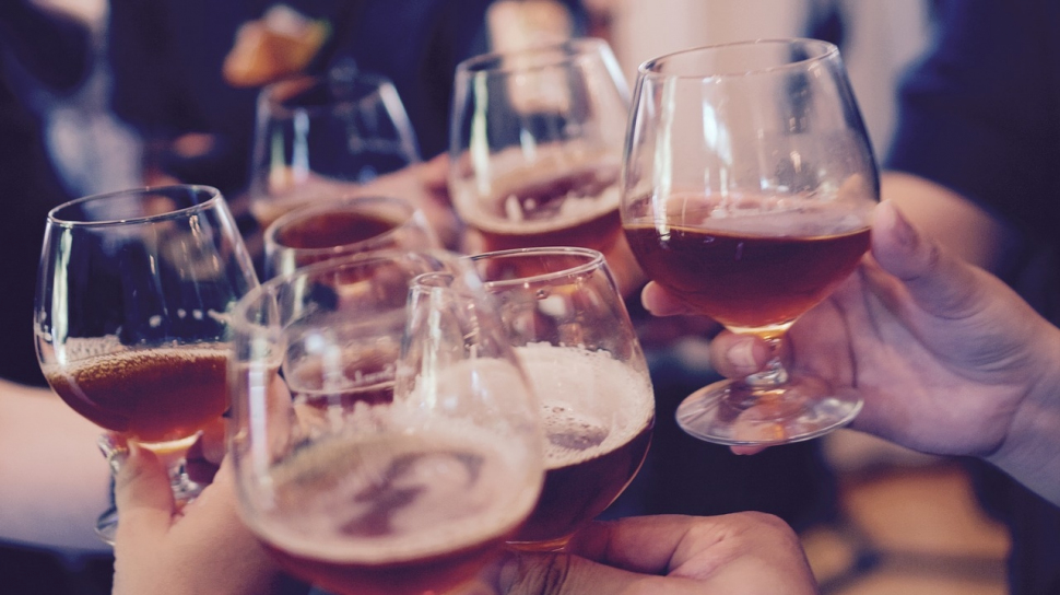 Oamenii de stiință au confirmat: alcoolul te ajută să vorbesti limbiile străine mai bine