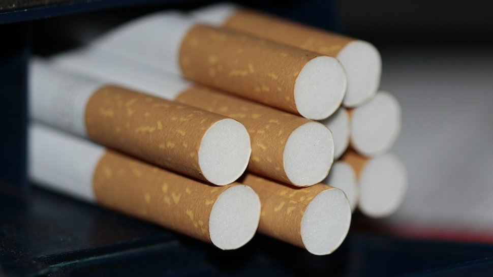 Patru români au furat țigări de contrabandă de la Poliție, apoi le-au vândut ”la negru”