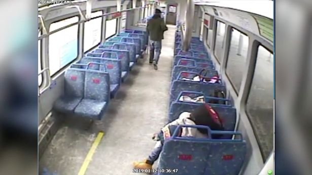 Tatăl și-a lăsat bebelușul în tren ca să iasă la fumat. Au urmat momente de panică surprinse de o cameră de supraveghere (VIDEO) 