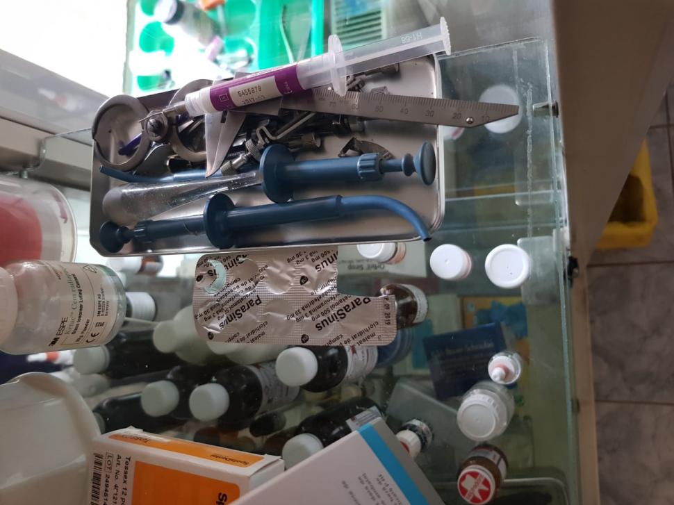 Ce au găsit polițiștii când s-au dus în vizită la Costel, falsul stomatolog dintr-o comună. Imagini de coșmar FOTO 576808