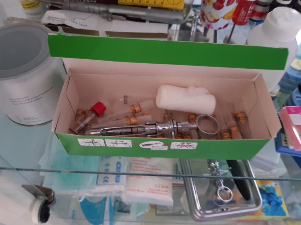 Ce au găsit polițiștii când s-au dus în vizită la Costel, falsul stomatolog dintr-o comună. Imagini de coșmar FOTO 576810