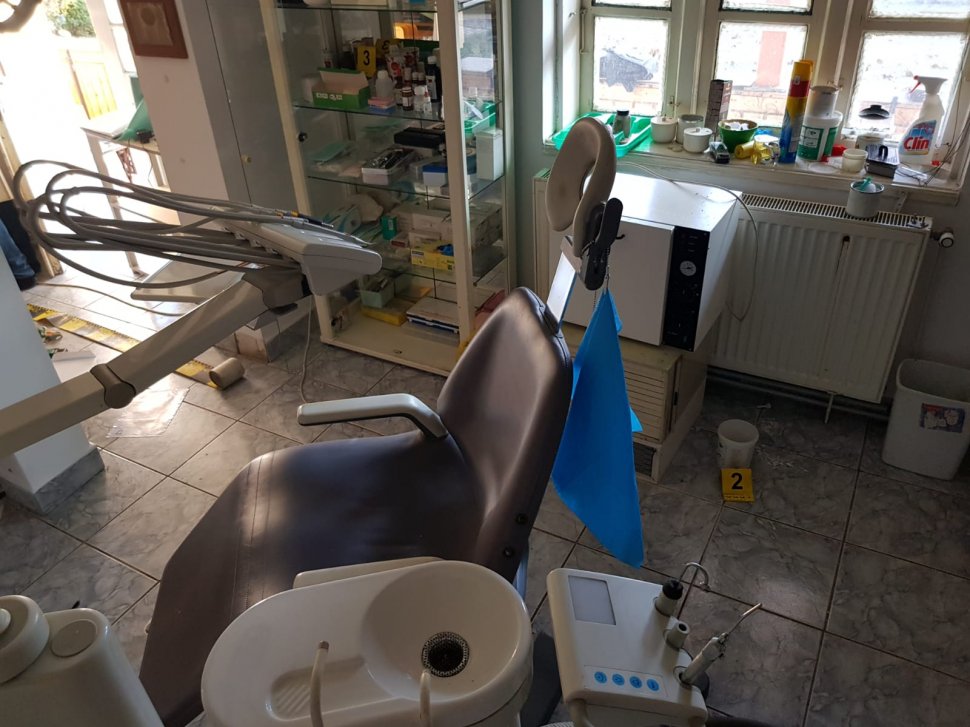 Ce au găsit polițiștii când s-au dus în vizită la Costel, falsul stomatolog dintr-o comună. Imagini de coșmar FOTO