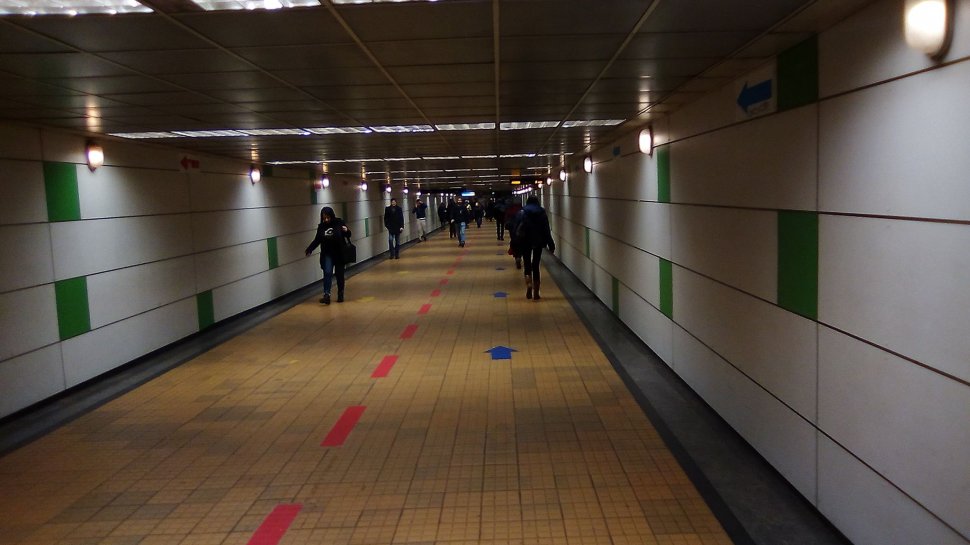 Georgiana coborâse la metrou la Piața Unirii, după o zi cumplită la muncă. Când a intrat în pasaj, a dat peste un bărbat. A izbucnit în lacrimi imediat (VIDEO)