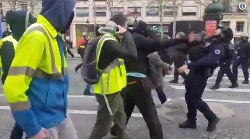 Proteste violente la Paris. Incidente cu forțele de ordine. Momentul în care un jandarm primește un picior în față VIDEO