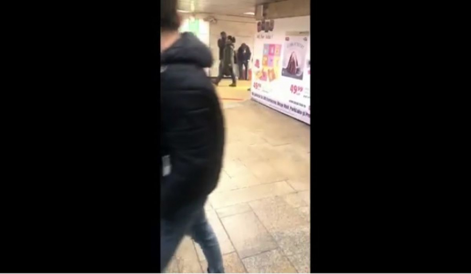Veronica era în pasajul de la metrou, la Piața Unirii, când a văzut ceva cu totul inedit. A scos telefonul și a înregistrat totul. Cine era de fapt bărbatul (VIDEO)
