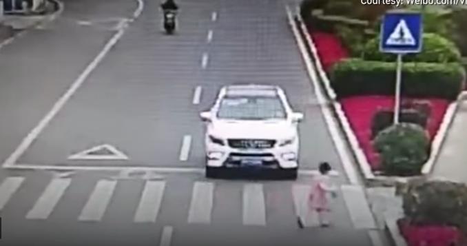 Gest incredibil făcut de o fetiță, după ce a fost lăsată să treacă strada de un șofer (VIDEO)
