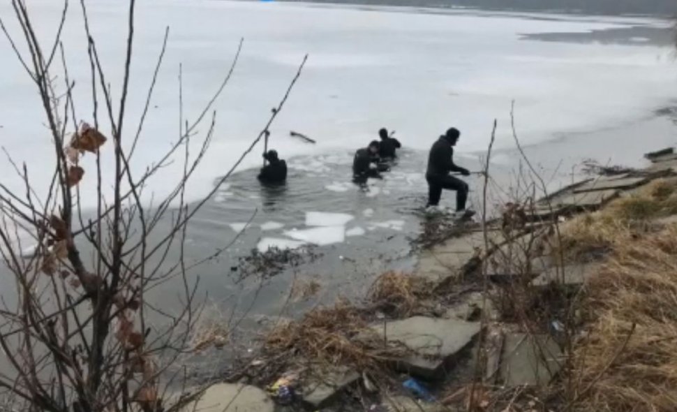 Mai multe arme furate au fost găsite de polițiști în lacul Pantelimon - VIDEO