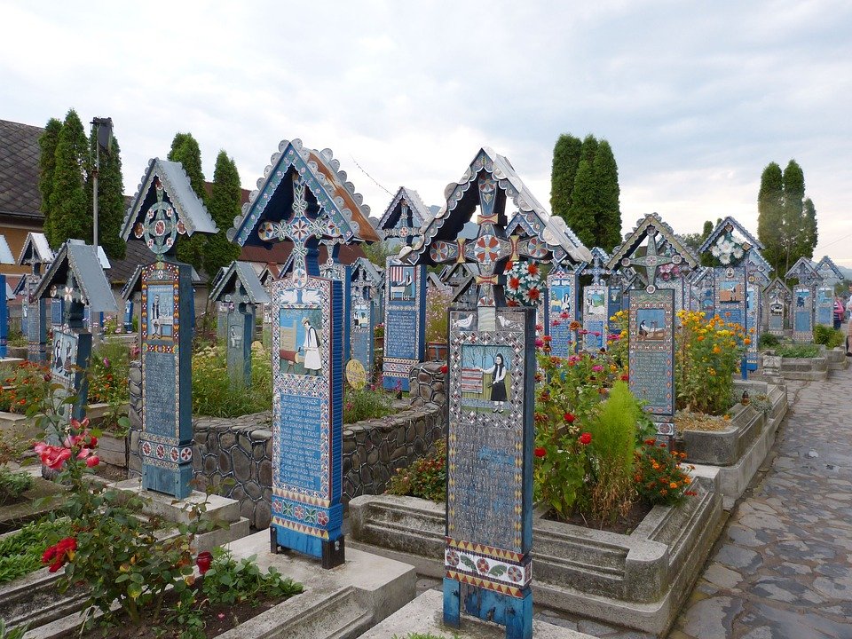 Puțini români știu asta! Ce scrie pe crucea omului care a fondat Cimitirul Vesel de la Săpânța