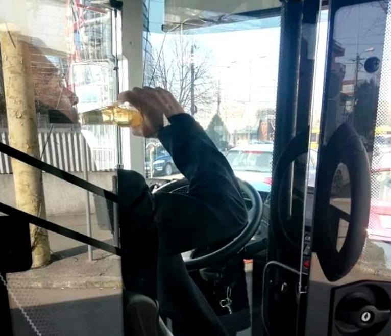 Se urcase într-un autobuz din Constanța când a observat ceva ciudat la șofer. A crezut că nu vede bine. A scos telefonul și a făcut imediat o poză (FOTO) 576991