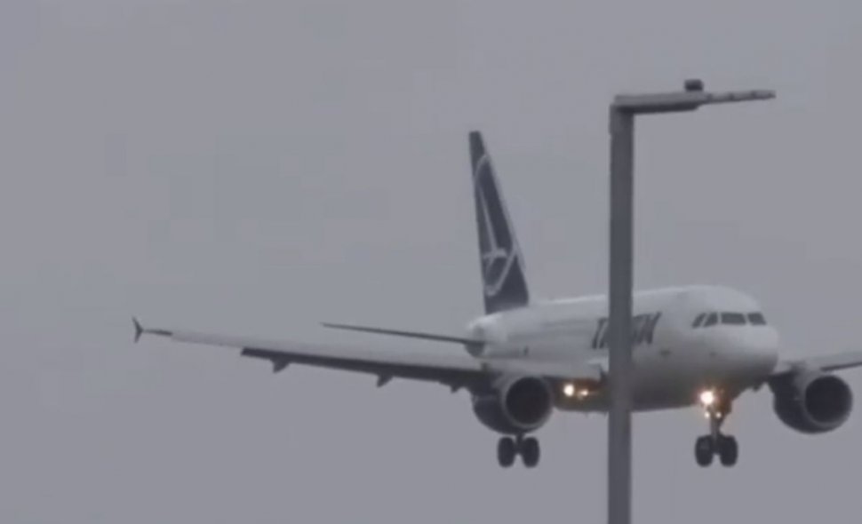 TAROM: „Indiferent de vreme, aterizările piloților noștri sunt întotdeauna perfecte!” Aterizare spectaculoasă în Londra, pe timp de furtună - VIDEO