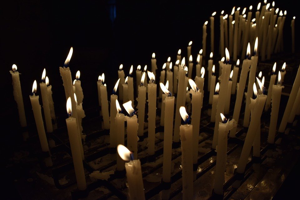 De ce aprind unii români fix 24 de lumânări la biserică. Obiceiul e considerat mare păcat de unii preoți
