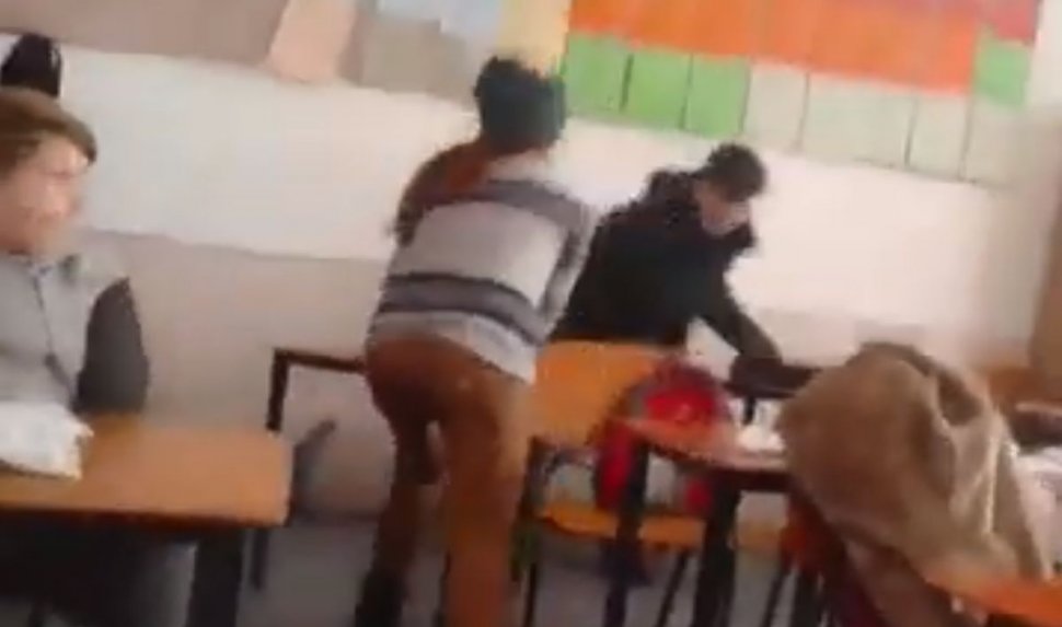 Imagini scandaloase! O elevă din Vaslui, lovită cu pumnul de un coleg