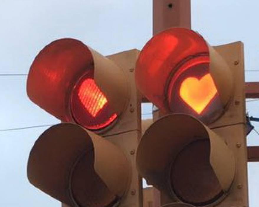 Orașul din România în care semafoarele luminează sub formă de inimi - FOTO 577524