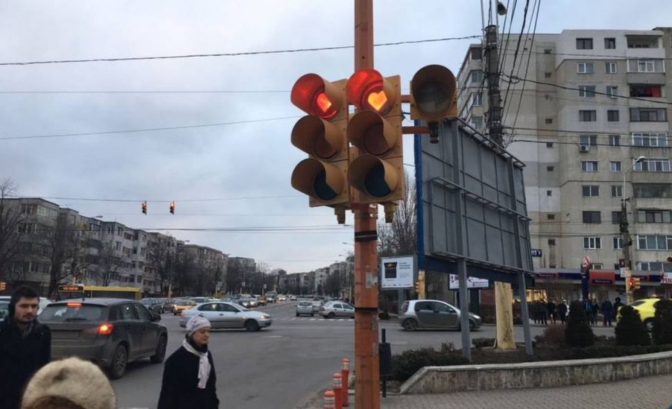Orașul din România în care semafoarele luminează sub formă de inimi - FOTO