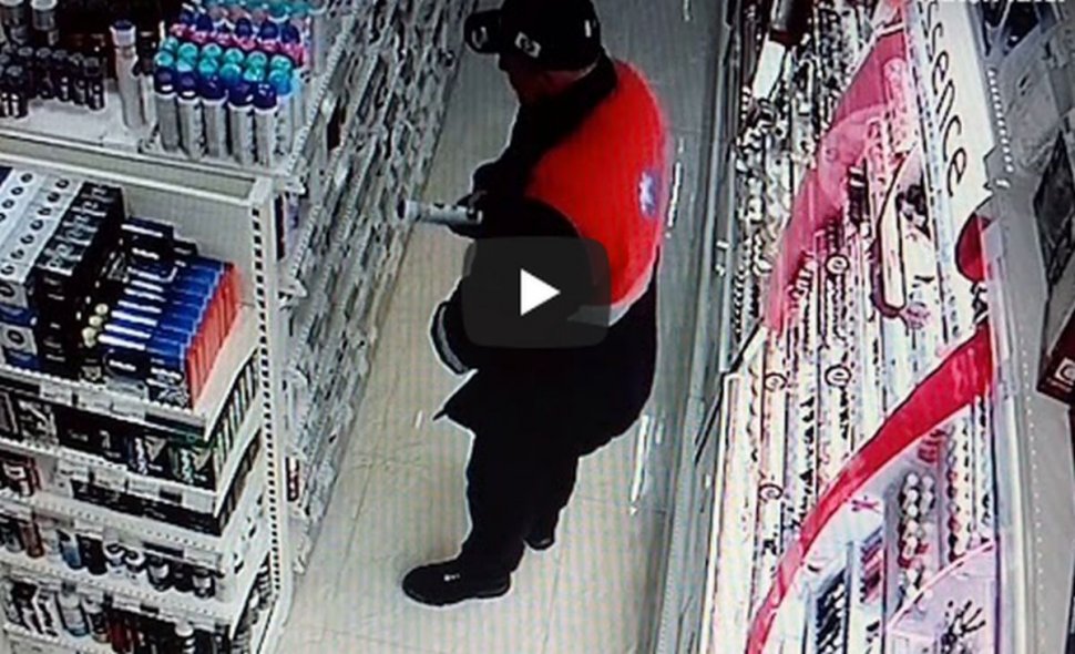 Un hoț a fost filmat în timp ce fura dintr-un magazin. Erau 12 camere de supraveghere acolo - VIDEO 