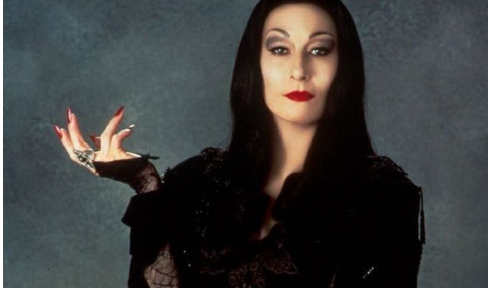Cum arată astăzi Morticia din „Familia Addams“? Actriţa Anjelica Huston este de nerecunoscut!