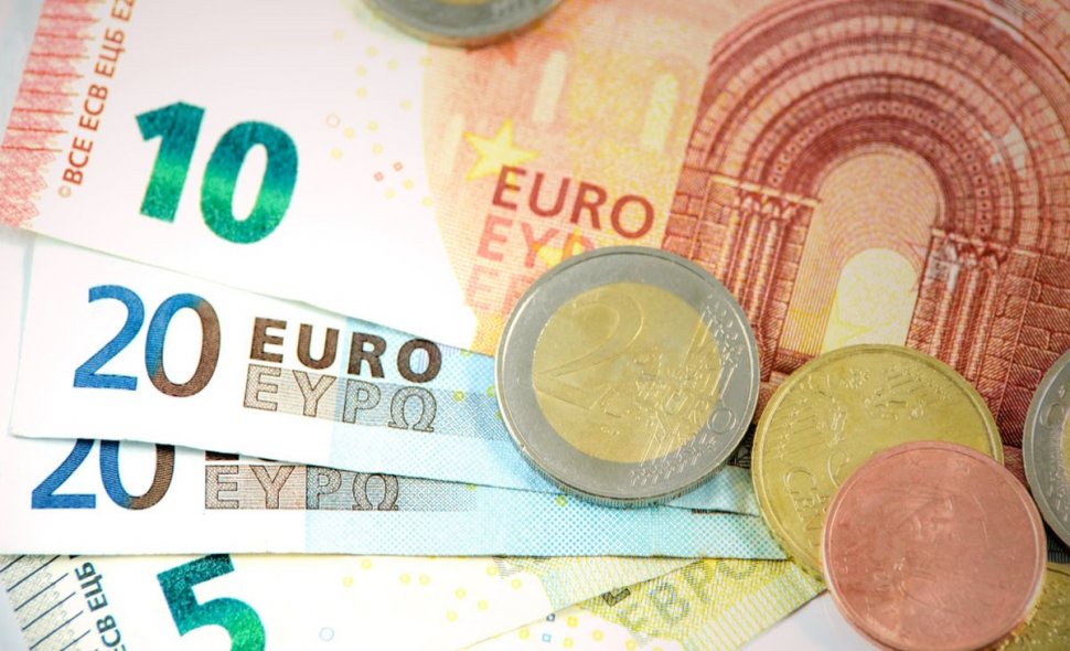 CURS VALUTAR. Euro continuă să crească. Dolarul, la cel mai mare nivel din aprilie 2017