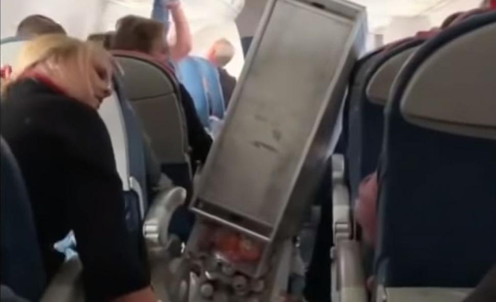 Mărturiile pasagerilor unui avion care s-a prăbușit în gol de două ori. „Haotic și înspăimântător” - VIDEO